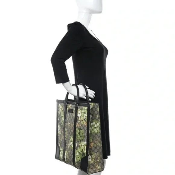 Gucci
GG Coated Canvas Convertible Tote Blooms Print - Picture 2 of 16